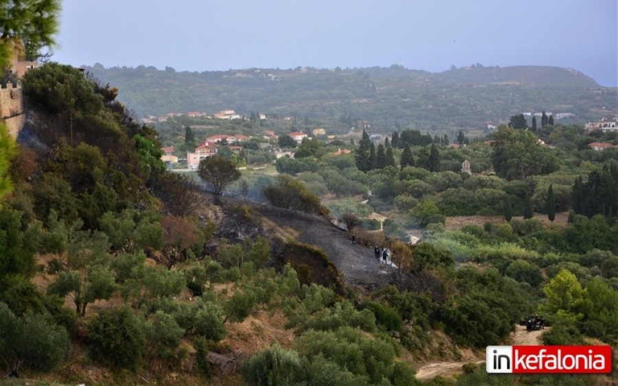 Οι φλόγες έγλειψαν τα σπίτια σε Σαρλάτα - Λακήθρα (εικόνες)