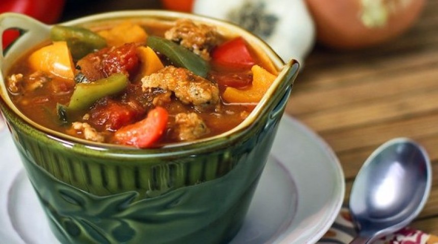 Γευστική και αρωματική σούπα από κόκκινες πιπεριές με λουκάνικο!
