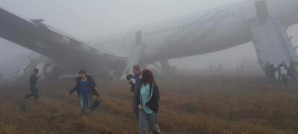 Τρόμος στον αέρα -Αεροπλάνο προσγειώθηκε με την...μούρη, έτρεχαν να σωθούν οι επιβάτες [εικόνες &amp; βίντεο]