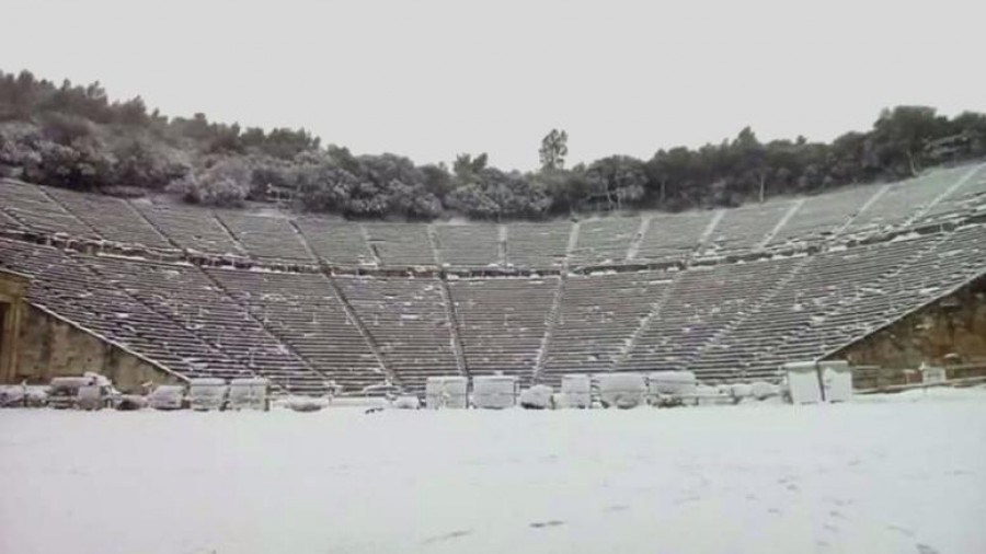 Πυκνό χιόνι κάλυψε το Αρχαίο Θέατρο της Επιδαύρου - πανέμορφες εικόνες
