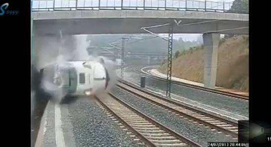 Συγκλονιστικό βίντεο από το σιδηροδρομικό δυστύχημα στην Ισπανία