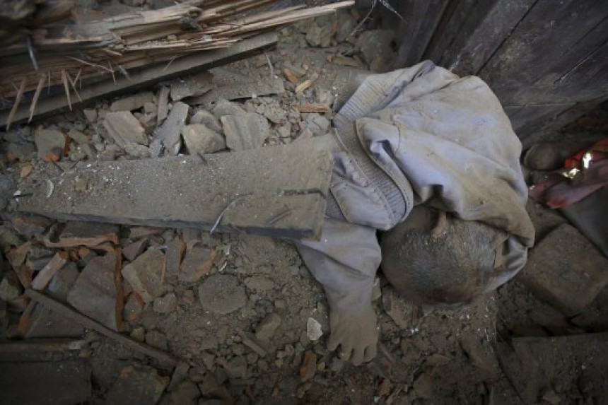 Νεπάλ: Κατάλογος θανάτου χωρίς τελειωμό! Περισσότεροι από 2.000 οι νεκροί από τον φονικό σεισμό 7,9 Ρίχτερ - Εικόνες &quot;γροθιά στο στομάχι&quot;