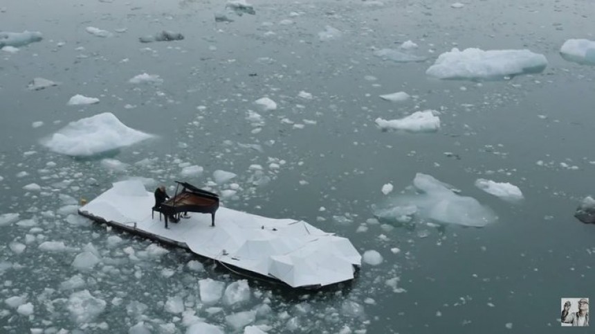 Ο Ludovico Einaudi παίζει πιάνο στη μέση του Αρκτικού Ωκεανού [Βίντεο]