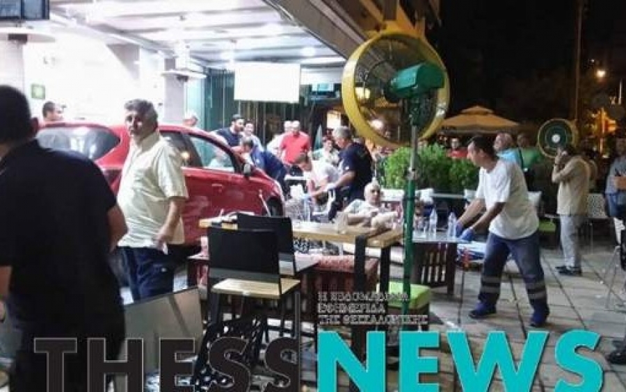 Απίστευτο τροχαίο στη Θεσσαλονίκη - Αυτοκίνητο «προσγειώθηκε» σε καφετέρια, 5 τραυματίες