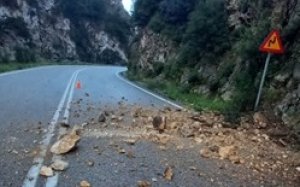 Κεφαλονιά: Αποκολλήθηκαν βράχοι κι έπεσε στον κεντρικό δρόμο Αργοστολίου - Πόρου