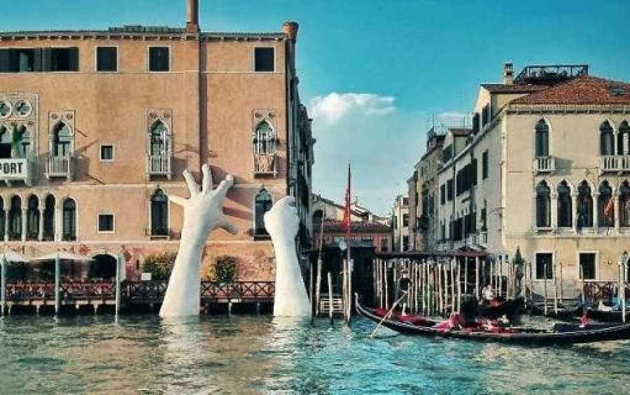 Ο γιος του Αντονι Κουίν εγκατέστησε ένα έργο που σόκαρε τη Βενετία [εικόνες]