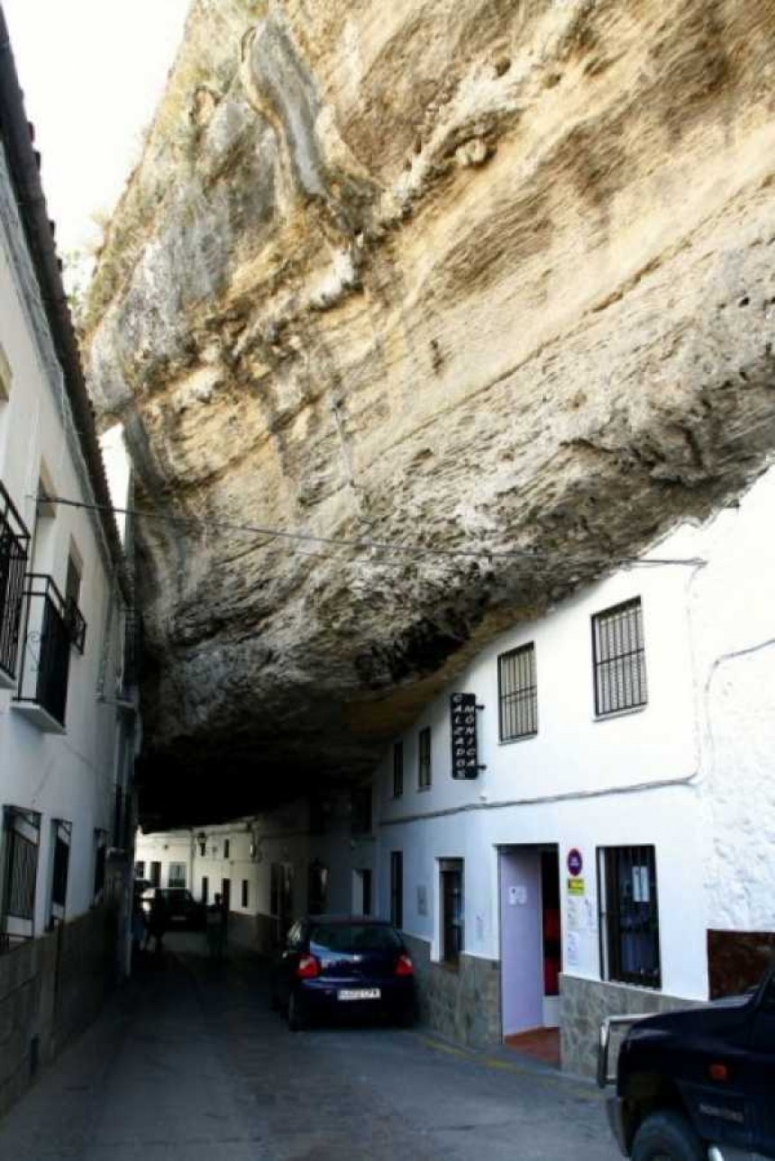 Η εντυπωσιακή ισπανική πόλη που «σηκώνει» το βάρος θεόρατων διαβρωμένων βράχων (φωτό &amp; βίντεο)