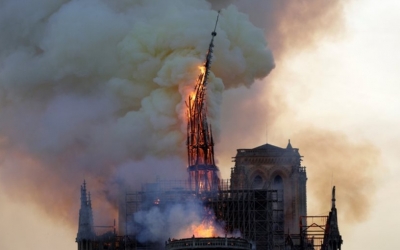 Στις φλόγες η Παναγία των Παρισίων: Κατέρρευσε το κωδωνοστάσιο!