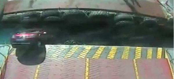 VIDEO σοκ -Αυτοκίνητο γλιστράει από μπουκαπόρτα πλοίου και βυθίζεται -Νεκρό το παιδί στο πίσω κάθισμα