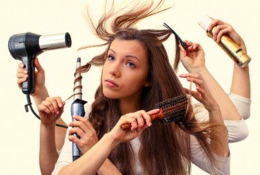 Τρεις συνήθειες που κάνουν κακό στα μαλλιά σας