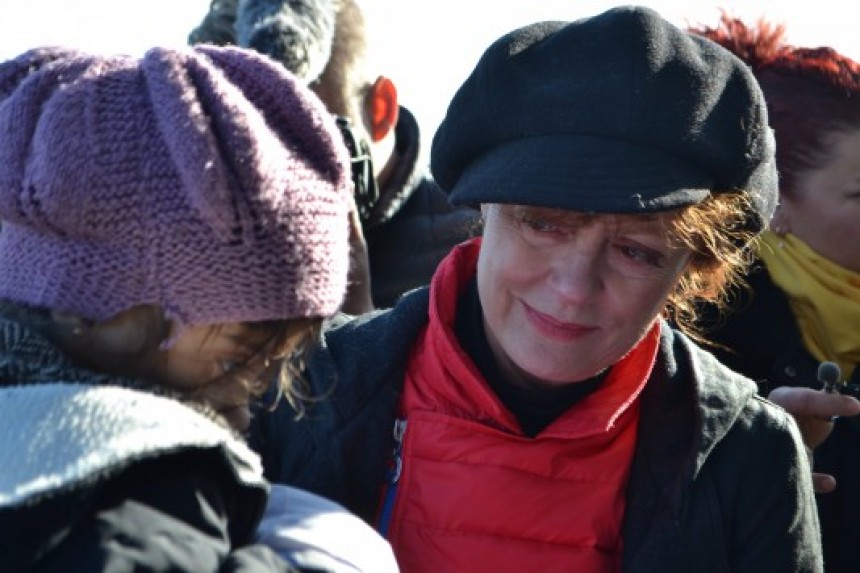 Με δάκρυα στα μάτια η Σούζαν Σάραντον υποδέχεται πρόσφυγες στη Λέσβο!