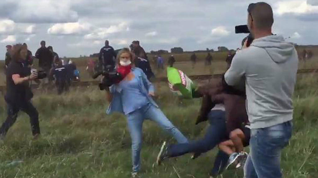 fotograma-que-puede-ver-reportera-zancadilleando-refugiado-con-nino-brazos-1441734765285