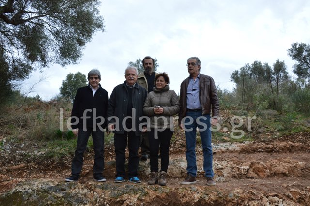 Η πρώτη επίσκεψη του Σταύρου Μπένου στο αρχαίο θέατρο με την αρχαιολόγο Ολυμπία Βικάτου και το δήμαρχο Λευκάδας Κώστα Δρακονταειδή