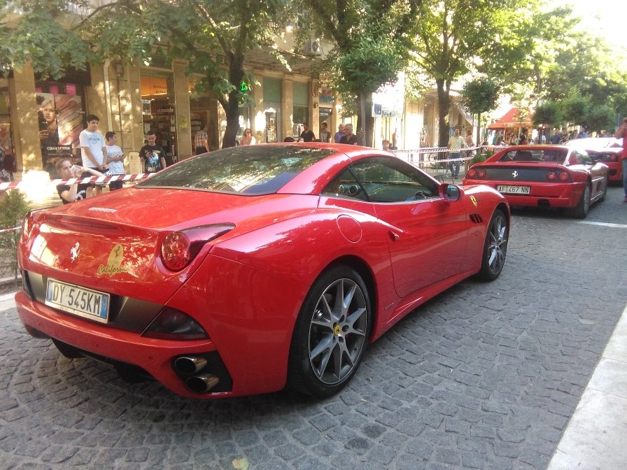 ferrari 4 gal