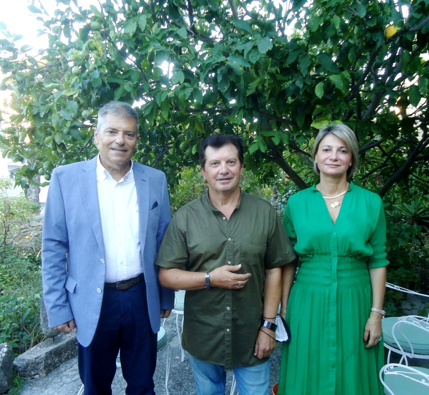 Ο ΒΟΥΛΕΥΤΗΣ ΠΑΝΑΓΗΣ ΚΑΠΠΑΤΟΣ ΜΕ ΤΗΝ ΣΥΖΥΓΟ ΤΟΥ ΕΥΤΕΡΠΗ ΚΕΚΑΤΟΥ ΚΑΙ ΤΟΝ Κ. ΕΥΑΓΓΕΛΑΤΟ