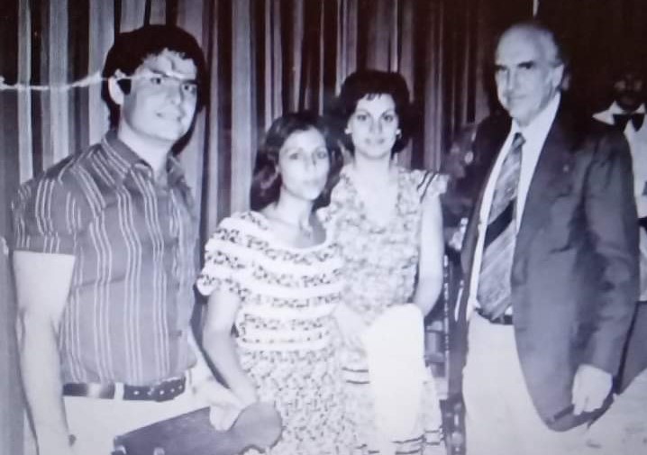 1977 με τον Ανδρέα Παπανδρέου στο ξενοδοχείο Irina δίπλα του η γυναίκα του Πραξία