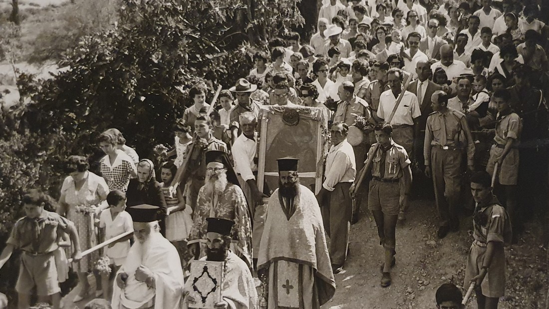 1960 λιτανευτική κάθοδος από το ναό της Παναγίας του Λουτρού