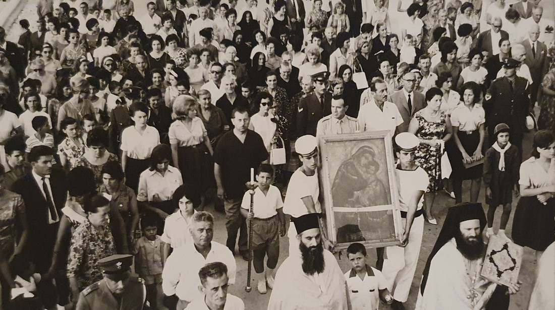 1964 η εικόνα βασταζόμενη υπό ανδρών του λιμενικού
