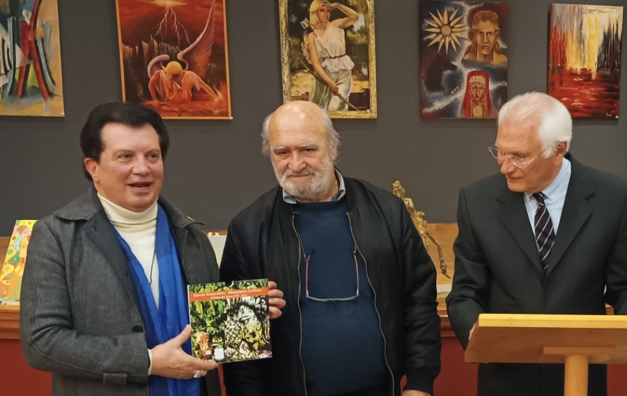 Κώστας Ευαγγελάτος με το επετειακό ημερολόγιο του Γιώργος Λένης και Αριστοτέλης Λαδογιάννηςjpg