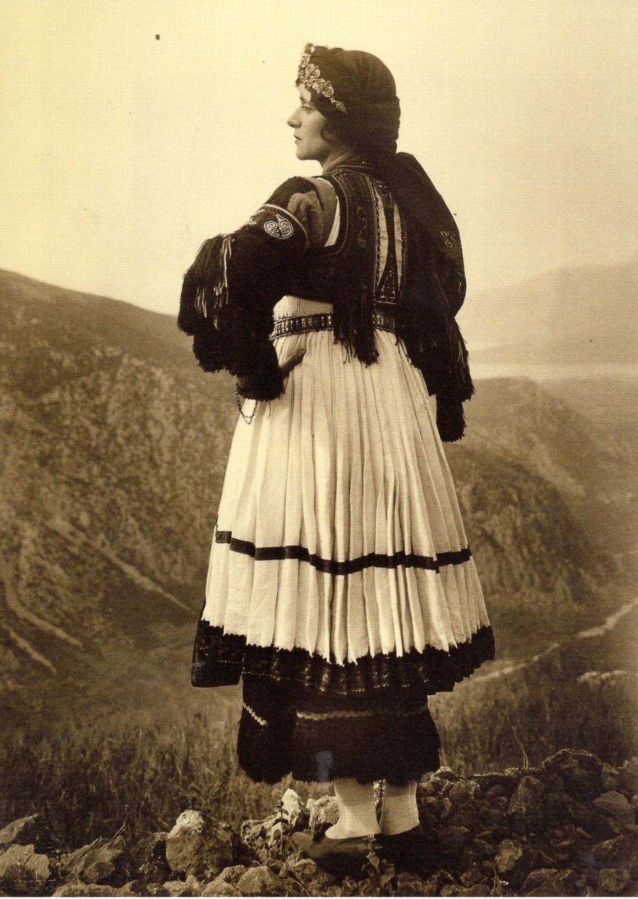 Νυφική καραγκούνικη φορεσιά Δελφοί 1930