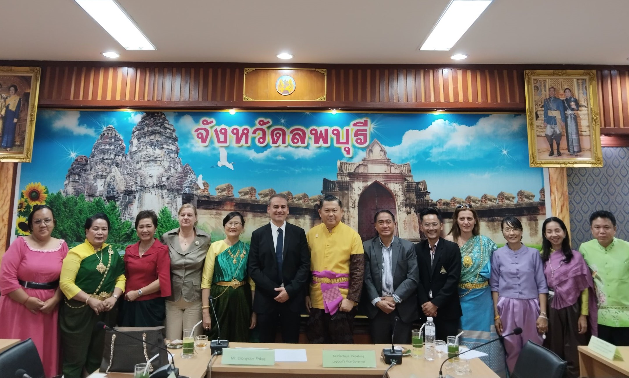 Στο Δημαρχείο του Lopburi μετά την εθιμοτυπική συνάντηση