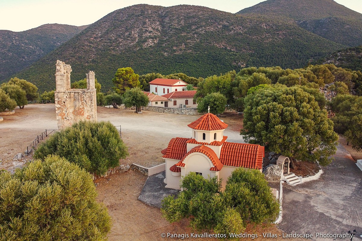 Πανοραμική άποψη των Αγριλίων. Εμπρός ο ναός του Αγίου Κοσμά πιο πίσω το καμπαναριό και στο βάθος η Μονή της Παναγίας