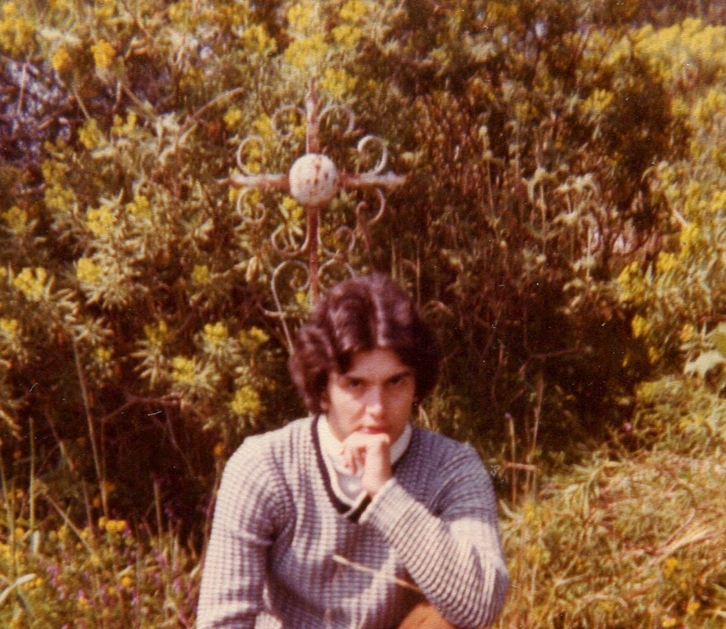 Ο Κώστας Ευαγγελάτος στον περίβολο του Αη Θανάση. Αργοστόλι 1976. Αρχείο Fototanism