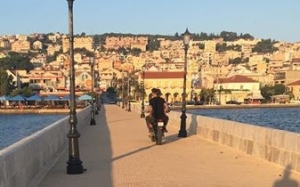 Κάποιοι ακόμα αρνούνται να καταλάβουν ότι η γέφυρα Δεβοσέτου είναι πεζόδρομος...
