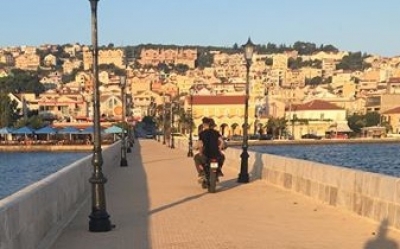Κάποιοι ακόμα αρνούνται να καταλάβουν ότι η γέφυρα Δεβοσέτου είναι πεζόδρομος...