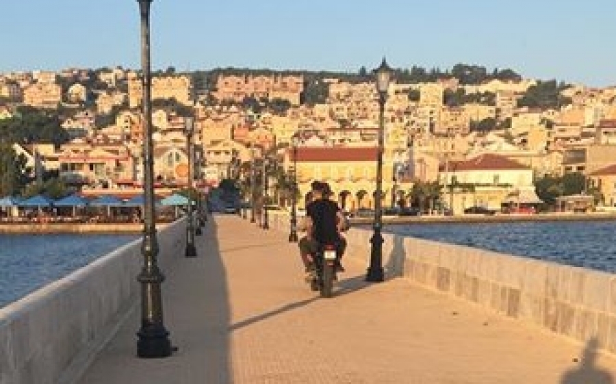 Κάποιοι ακόμα αρνούνται να καταλάβουν ότι η γέφυρα Δεβοσέτου είναι πεζόδρομος...
