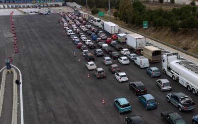 Πάσχα: Ουρές στα διόδια Ελευσίνας από επίδοξους εκδρομείς - Σαρωτικοί οι έλεγχοι