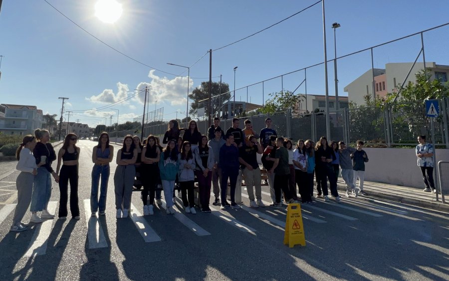 2ο ΓΕΛ Αργοστολίου: "Ζητάμε ασφάλεια για την προσέλευση και αποχώρηση από το σχολείο (τοποθέτηση φαναριού και πρόσληψη τροχονόμου)"