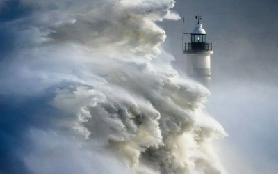 Κύματα σκάνε και «καταπίνουν» φάρο στην καλύτερη φωτογραφία καιρικών φαινομένων για το 2022