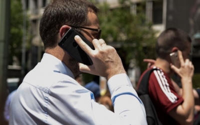 Πρώτοι στην Ε.Ε. σε δαπάνες τηλεπικοινωνιών οι Έλληνες - Πόσα ξοδεύουν ετησίως σε σταθερή, κινητή και ίντερνετ