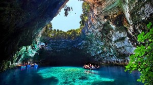 Εντυπωσιακή περιήγηση στη μαγευτική λίμνη Μελισσάνη (VIDEO)