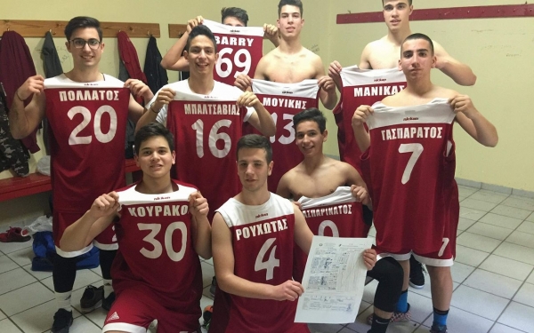 Οι παίκτες του 2ου Λυκείου Αργοστολίου με το ροζ φύλλο της νίκης!