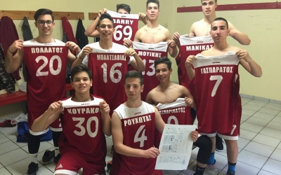 Οι παίκτες του 2ου Λυκείου Αργοστολίου με το ροζ φύλλο της νίκης!