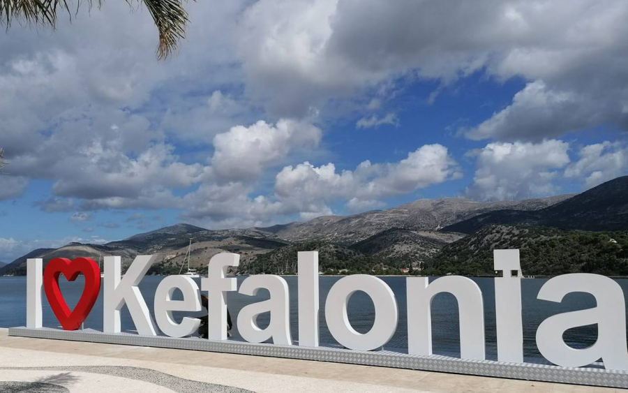 Εγκαταστάθηκε το εντυπωσιακό I LOVE KEFALONIA στο Αργοστόλι (εικόνες)