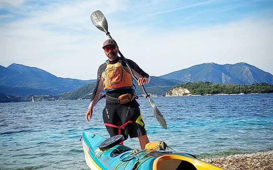 Τον περίπλου της Κέρκυρας με καγιάκ ξεκίνησε ο Γιώργος Ποταμιάνος (εικόνες)