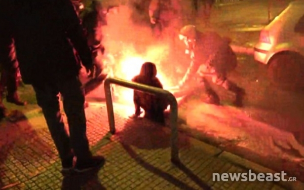 Στην εντατική η δικηγόρος που τραυματίστηκε στα Εξάρχεια από φωτοβολίδα