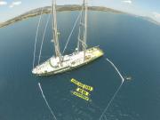 Πλωτό φράγμα αντιρρύπανσης τοποθέτησε ανοιχτά της Κεφαλονιάς το Rainbow Warrior