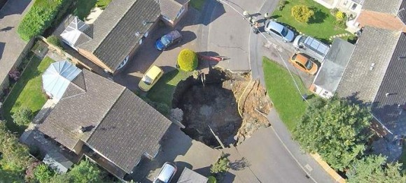 Κρατήρας διαμέτρου 20 μέτρων κατάπιε το οδόστρωμα σε γειτονιά του Λονδίνου[εικόνες]