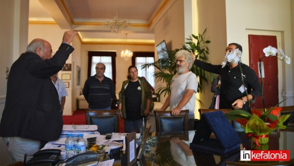 Παράσταση διαμαρτυρίας σε Δήμαρχο και Αντιδήμαρχο για το περίπτερο της Πλατείας (εικόνες+video)