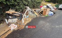 Εικόνα ντροπής στα Βλαχάτα με χωματερή αντικειμένων στον κεντρικό δρόμο