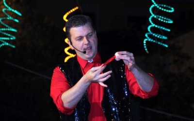 O μάγος OSKAR απόψε στα Χαυδάτα - Προβολή παλαιών φωτογραφιών του προσεισμικού και μετασεισμικού Ληξουρίου στο Α' Δημοτικό