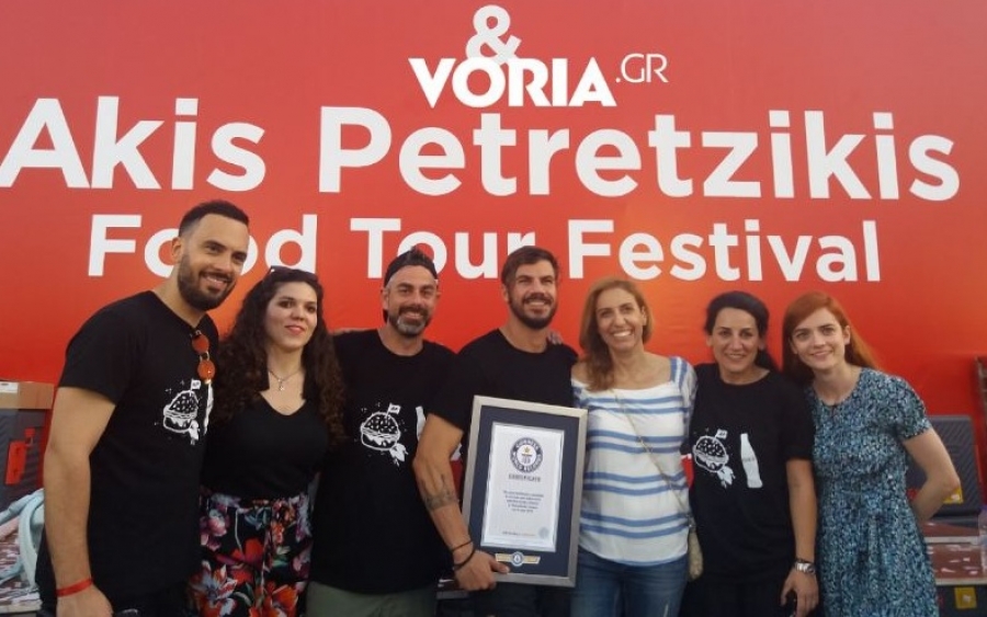 Στο βιβλίο Γκίνες η ομάδα Πετρετζίκη: 3.378 hamburger μέσα σε μία ώρα!