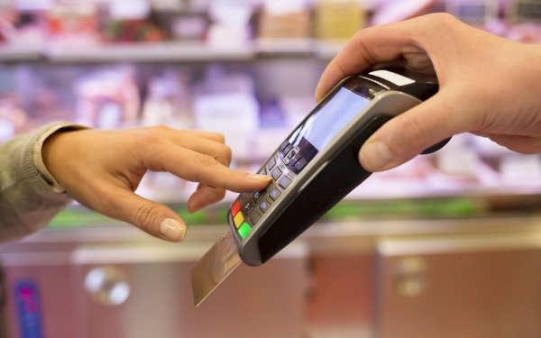 Συναλλαγές πάνω από 200 ευρώ μόνο με κάρτα -Μετρητά… τέλος