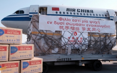 Κορωνοϊός: Εφτασαν στην Αθήνα 500.000 μάσκες από την Κίνα για τα ελληνικά νοσοκομεία