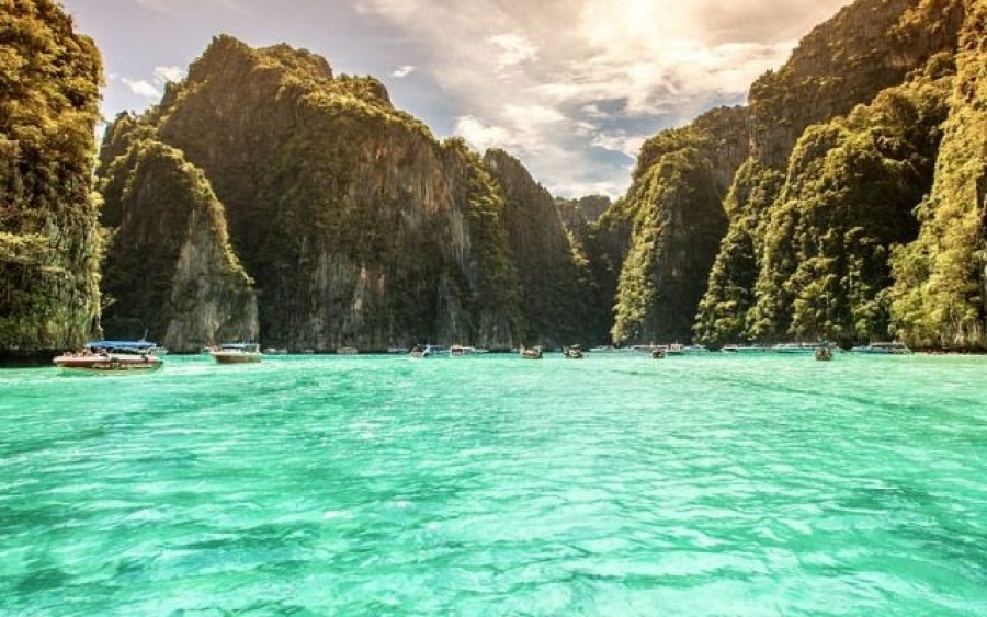 Η διάσημη παραλία Maya Bay κινδυνεύει να κλείσει λόγω των τουριστών