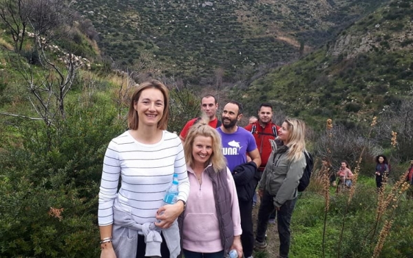 Καθάρισαν και περπάτησαν στο αρχαίο μονοπάτι από τον Κατελειό στην Πάστρα (εικόνες)